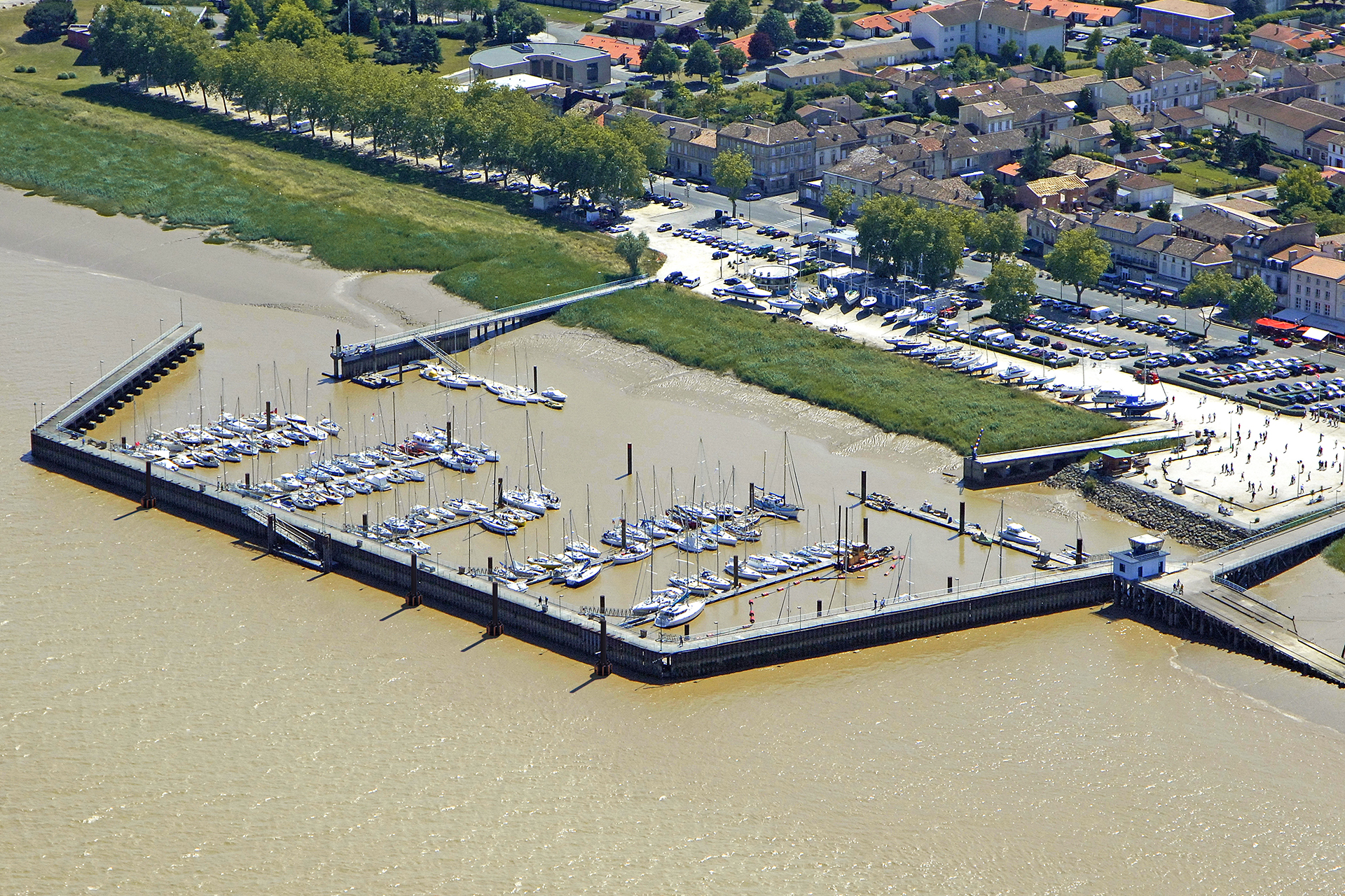 pauillac ducs d'albe port lafayette photo aérienne